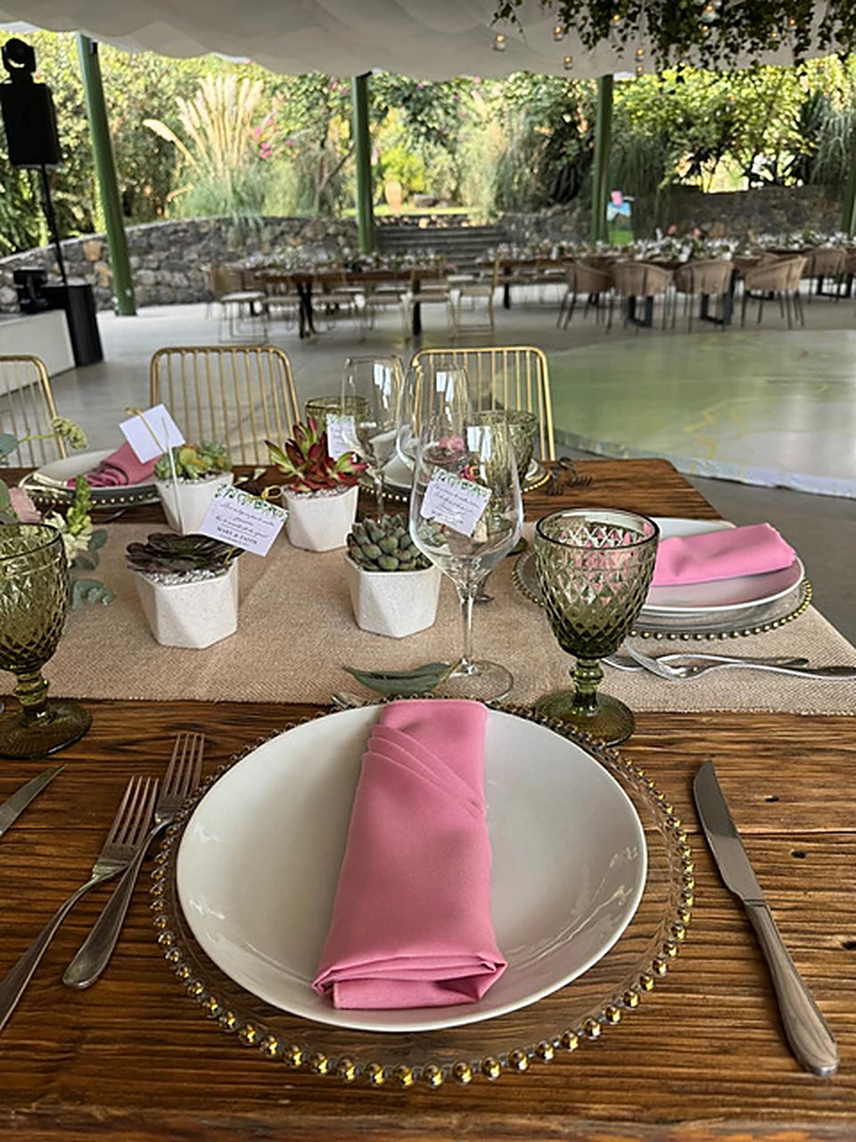 Detalle de mesa con camino de gasa y copas